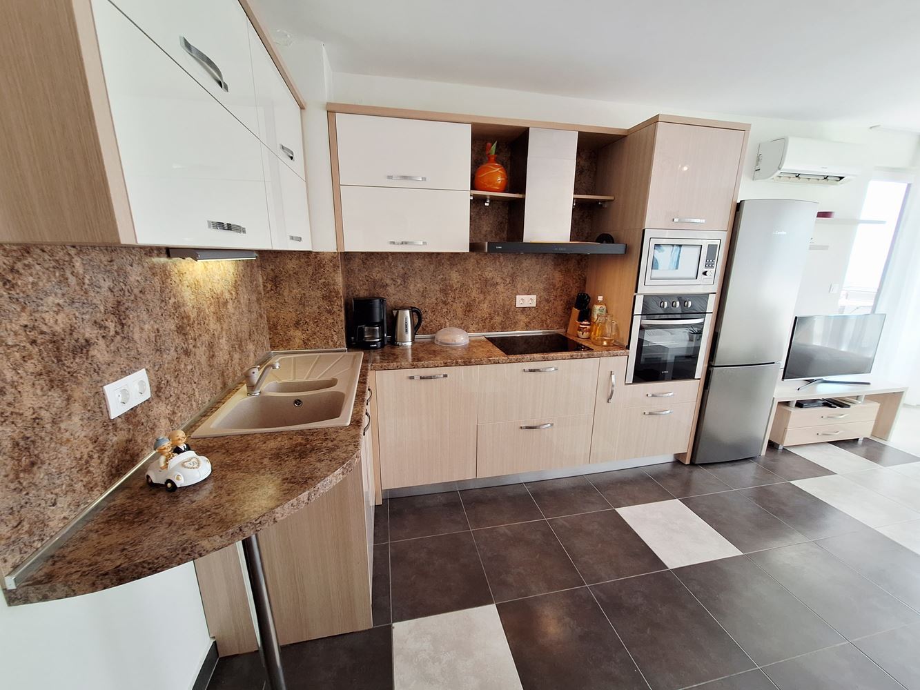 Prostorný apartmán se dvěma ložnicemi a parkovacím místem 200 metrů od moře ve Sveti Vlas