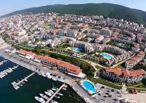 Apartmán s jednou ložnicí ve Sveti Vlas s přímým přístupem k bazénu – klidné místo pro bydlení a odpočinek