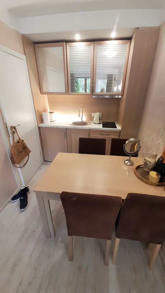 Luxusní studio v přízemí prestižního komplexu na Slunečném pobřeží – komfort, vybavení a vynikající investice
