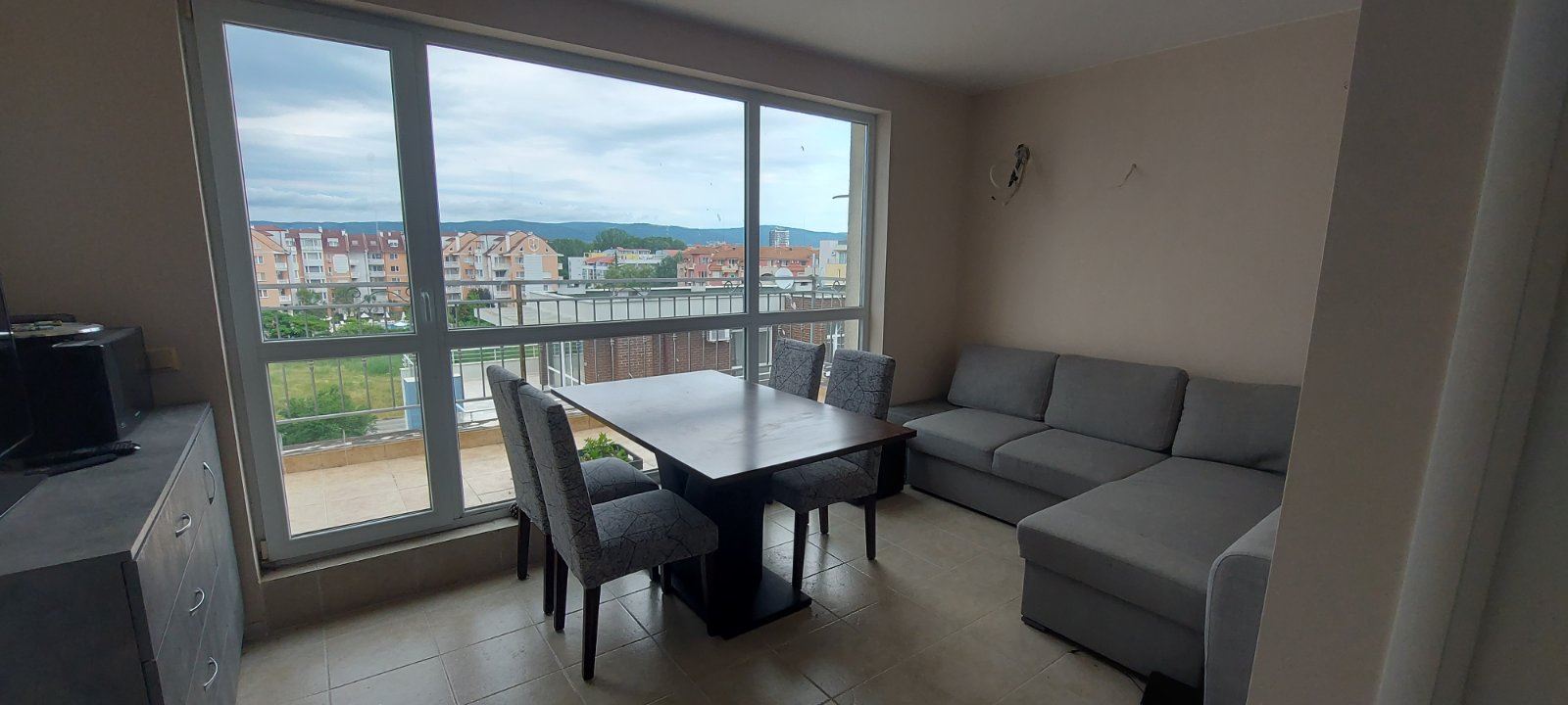 Prostorný apartmán s jednou ložnicí na Slunečném pobřeží – komfort, zeleň a skvělé zázemí v moderním komplexu