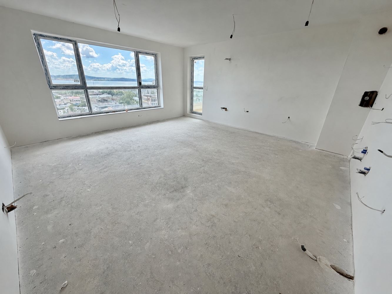Moderní apartmán se dvěma ložnicemi a výhledem na jezero v Burgasu. S parkovacím místem!