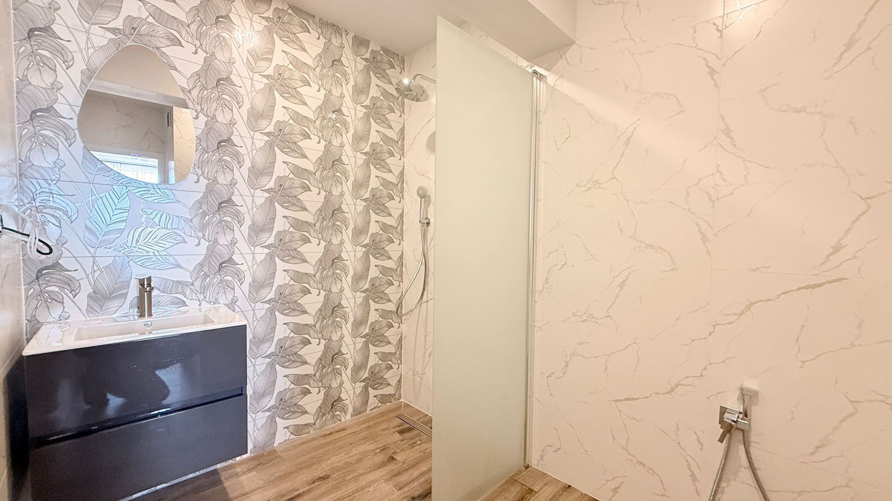 Luxusní apartmán se třemi ložnicemi na první linii v Ravdě – prostor, prestiž a úchvatné mořské panorama