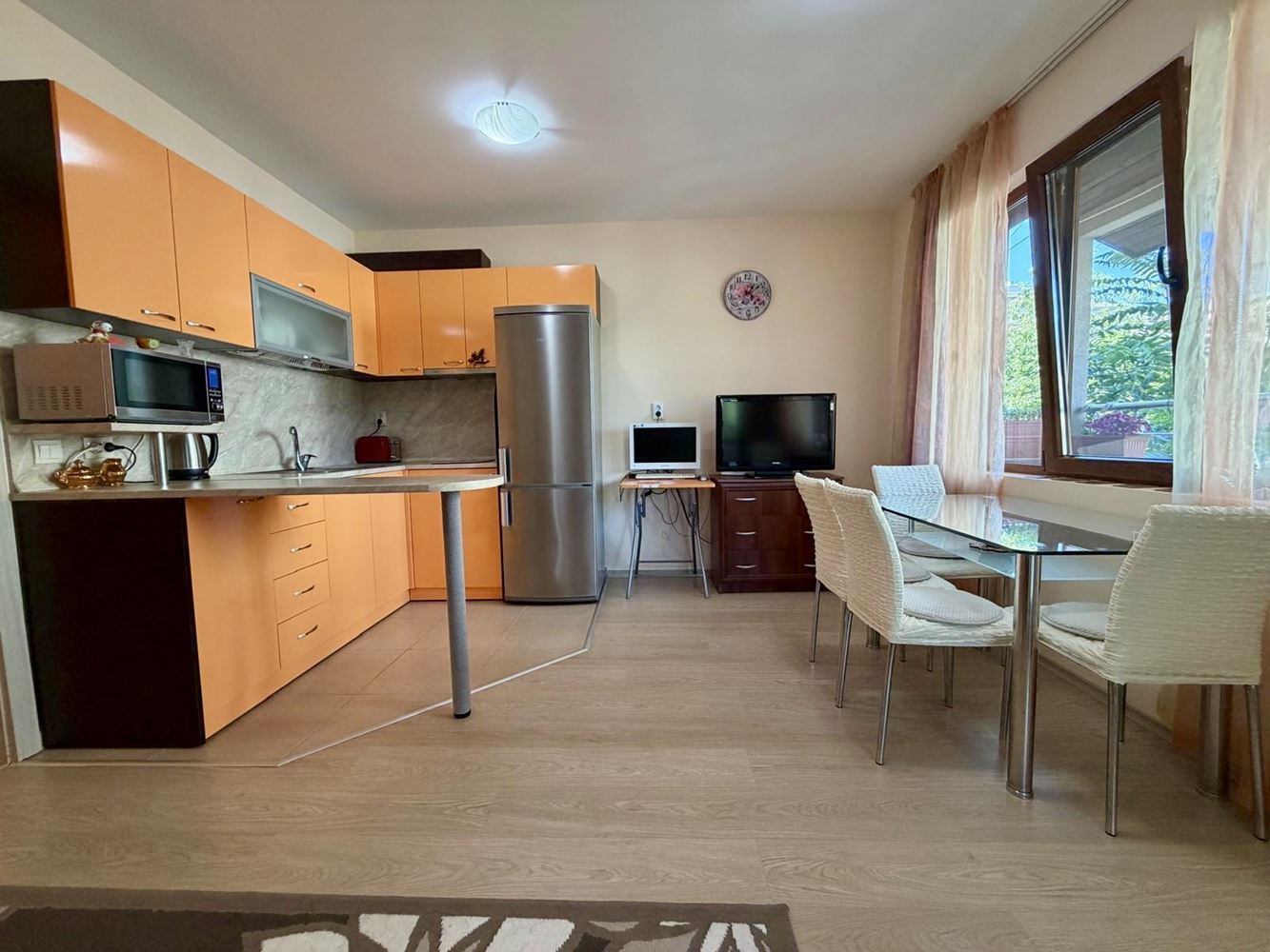 Sarafovo – prostorný apartmán s jednou ložnicí, Aktem 16, minimálním poplatkem za údržbu a kompletním vybavením