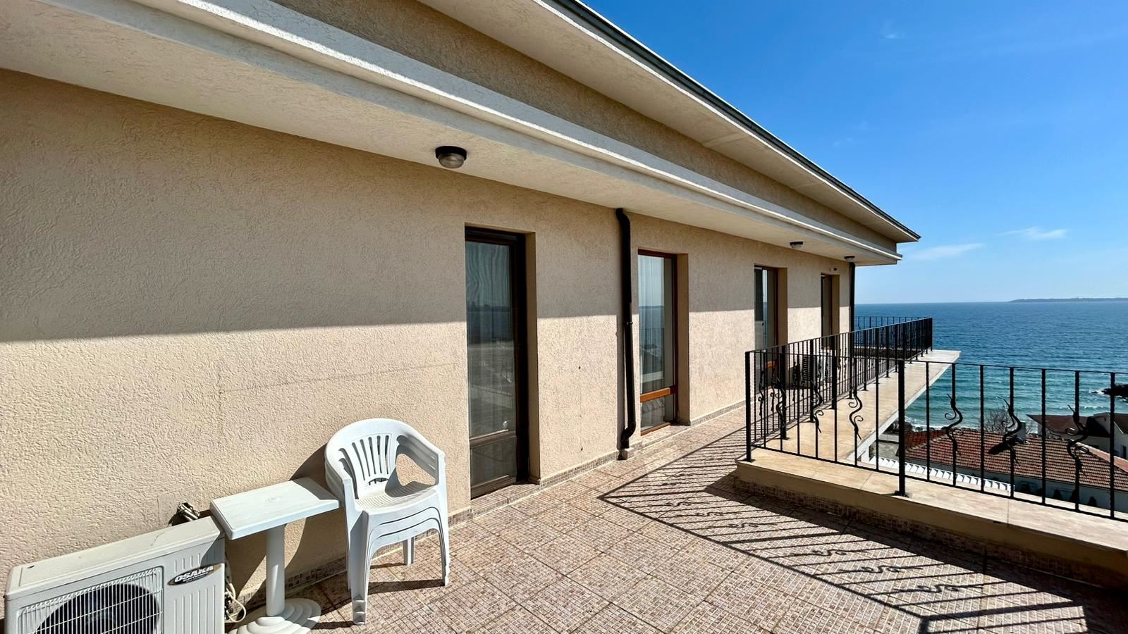 Sveti Vlas – apartmán se třemi ložnicemi s přímým panoramatickým výhledem na moře v komplexu na první linii