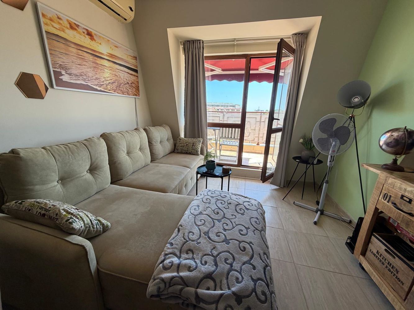 Apartmán s jednou ložnicí s výhledem na moře v uzavřeném komplexu na Slunečném pobřeží – připravený k užívání