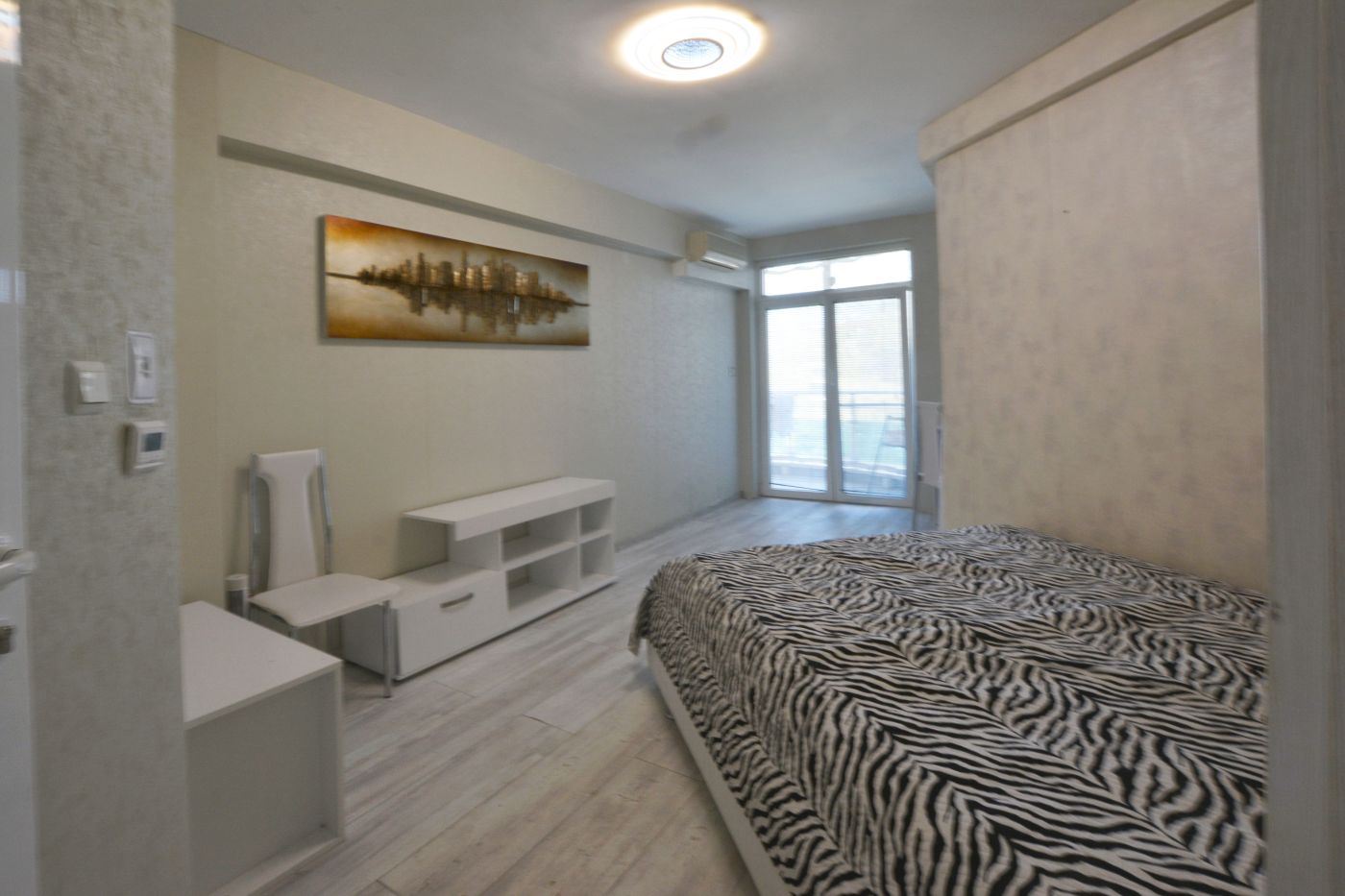 Luxusní třípokojový apartmán s výhledem na moře na první linii v Ravdě – 114 m², dvě terasy a maximální komfort