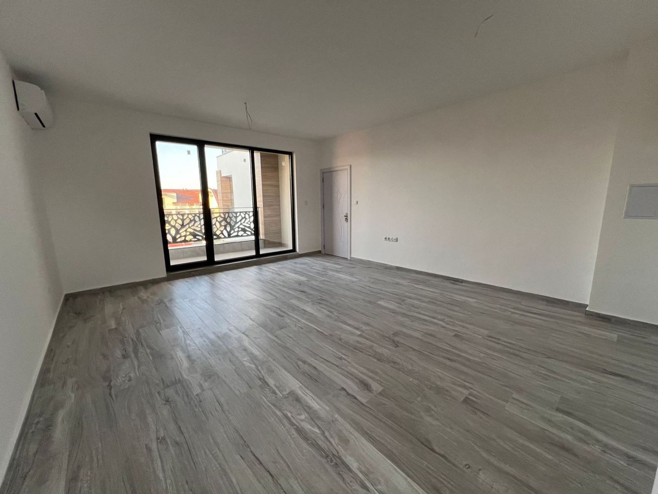 Nový dvoupokojový apartmán v Sozopolu – luxusní nemovitost bez poplatku za údržbu; připravený k vybavení
