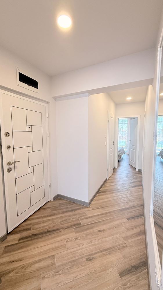 Luxusní apartmán se třemi ložnicemi na první linii v Ravdě – prostor, prestiž a úchvatné mořské panorama