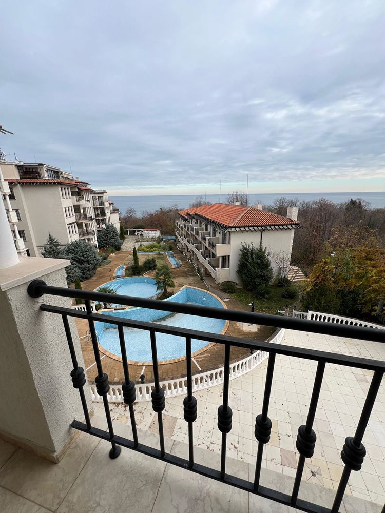 Luxusní byt se dvěma ložnicemi a panoramatickým výhledem na moře a bazén – první linie u moře v Obzoru!