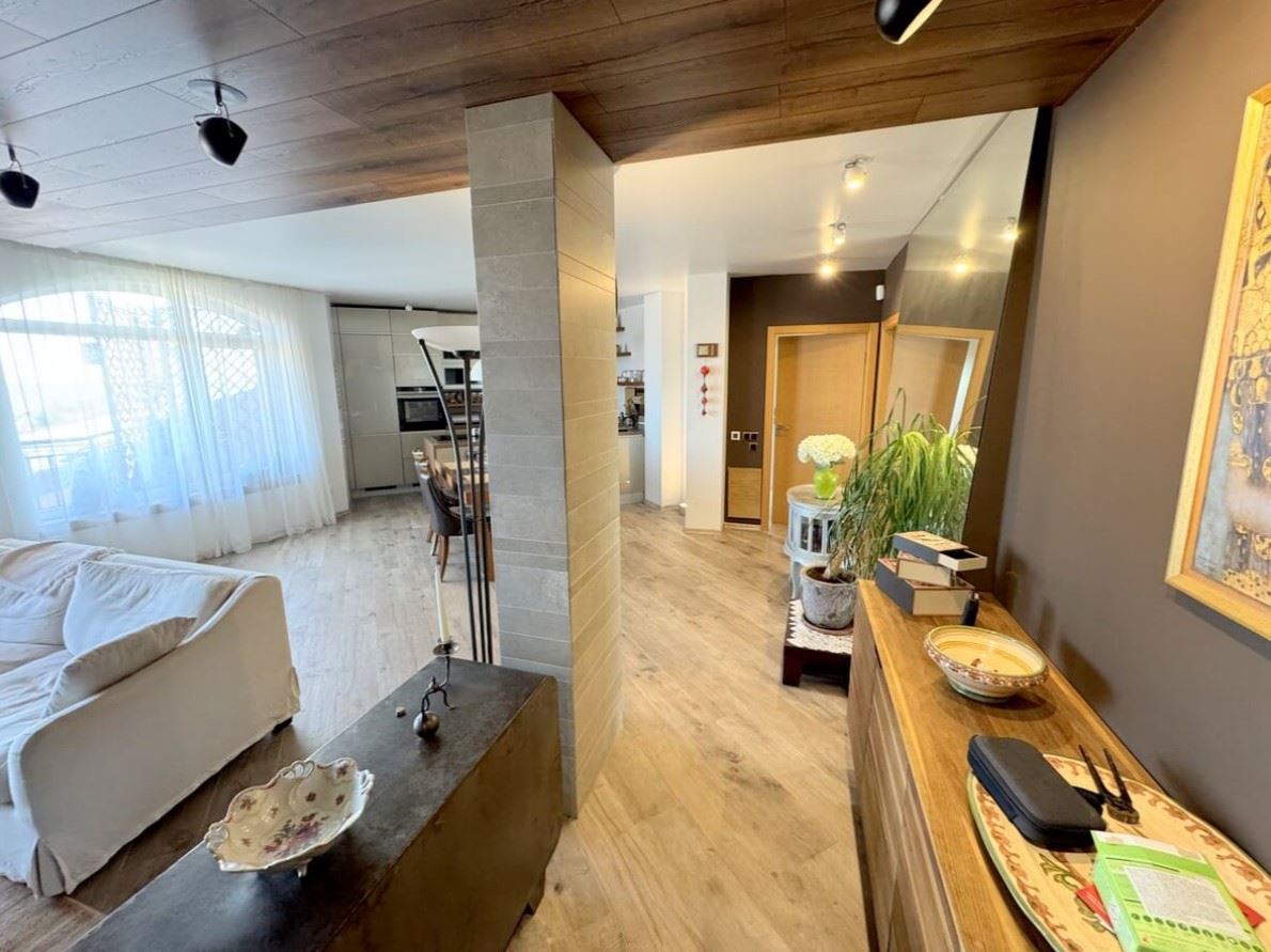 Apartmán se dvěma ložnicemi v prestižním uzavřeném komplexu ve Svatém Vlasu – první linie komfortu a přírody