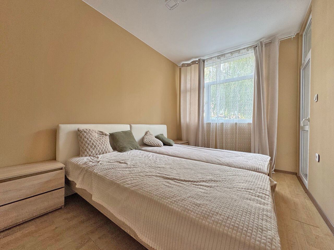 Prostorný apartmán se dvěma ložnicemi s výhledem na bazén na Slunečném pobřeží