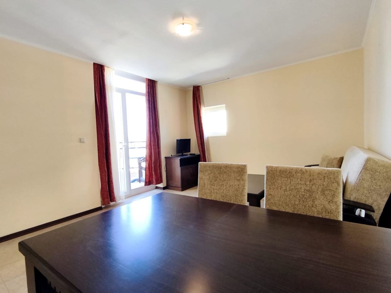 Luxusní apartmán s jednou ložnicí v první linii u moře v Pomorie – komfort a přímořská atmosféra