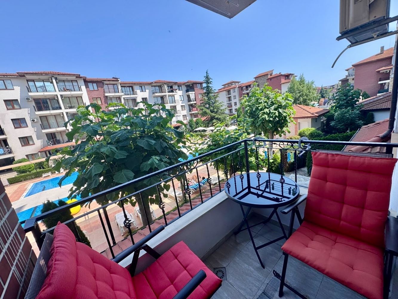 Komfortní apartmán s jednou ložnicí, prostornou terasou a výhledem na bazén v luxusním komplexu v Nesebaru