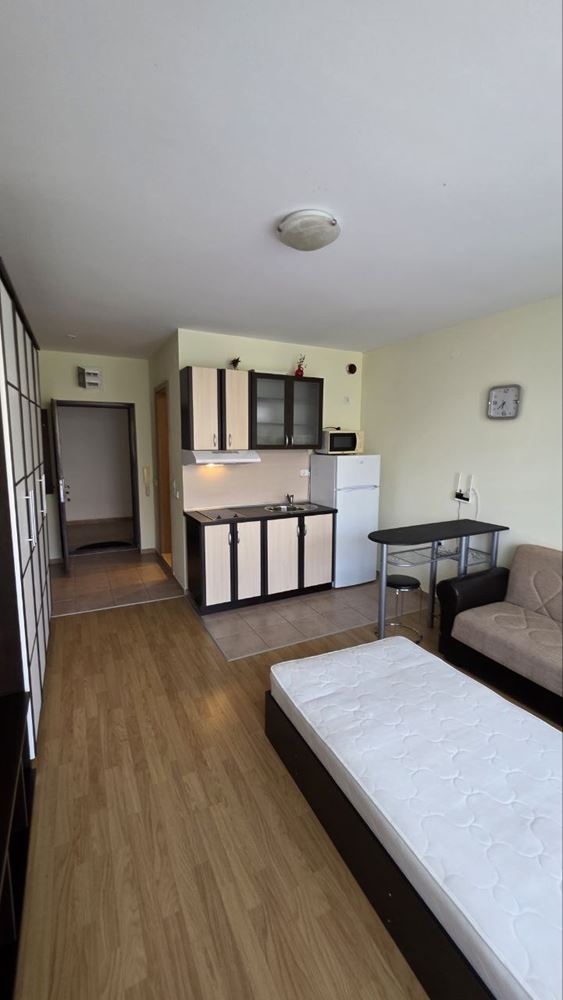 Praktické a útulné studio na Slunečném pobřeží – komfort a klid s výhledem na bazén