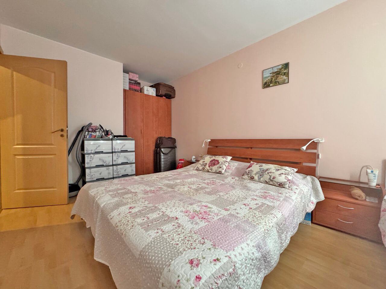 Apartmán se dvěma ložnicemi ve Slunečném pobřeží – vynikající lokalita u moře, komfort a plná připravenost k nastěhování