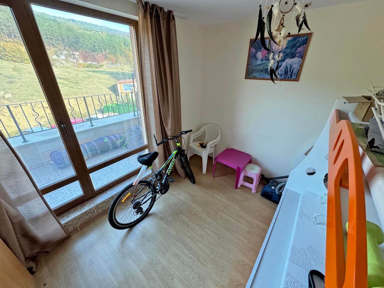 Prostorný apartmán se dvěma ložnicemi s panoramatickým výhledem na moře a hory – připraven k nastěhování