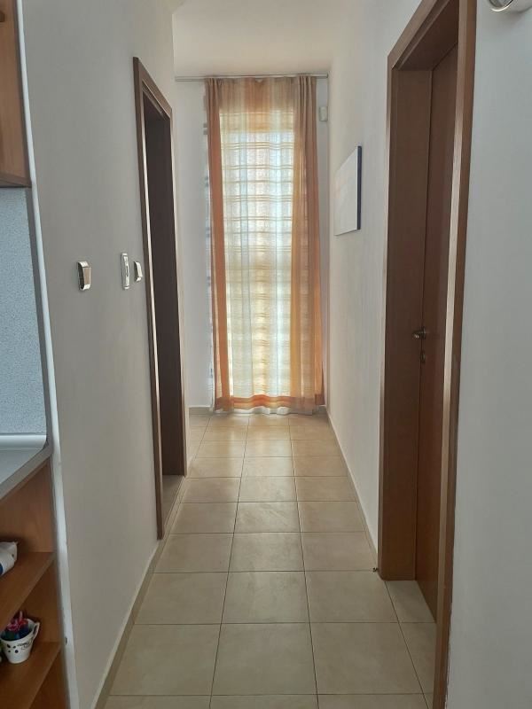 Plně zařízený třípokojový apartmán na Slunečném pobřeží – komfort, útulnost a bezpečná investice
