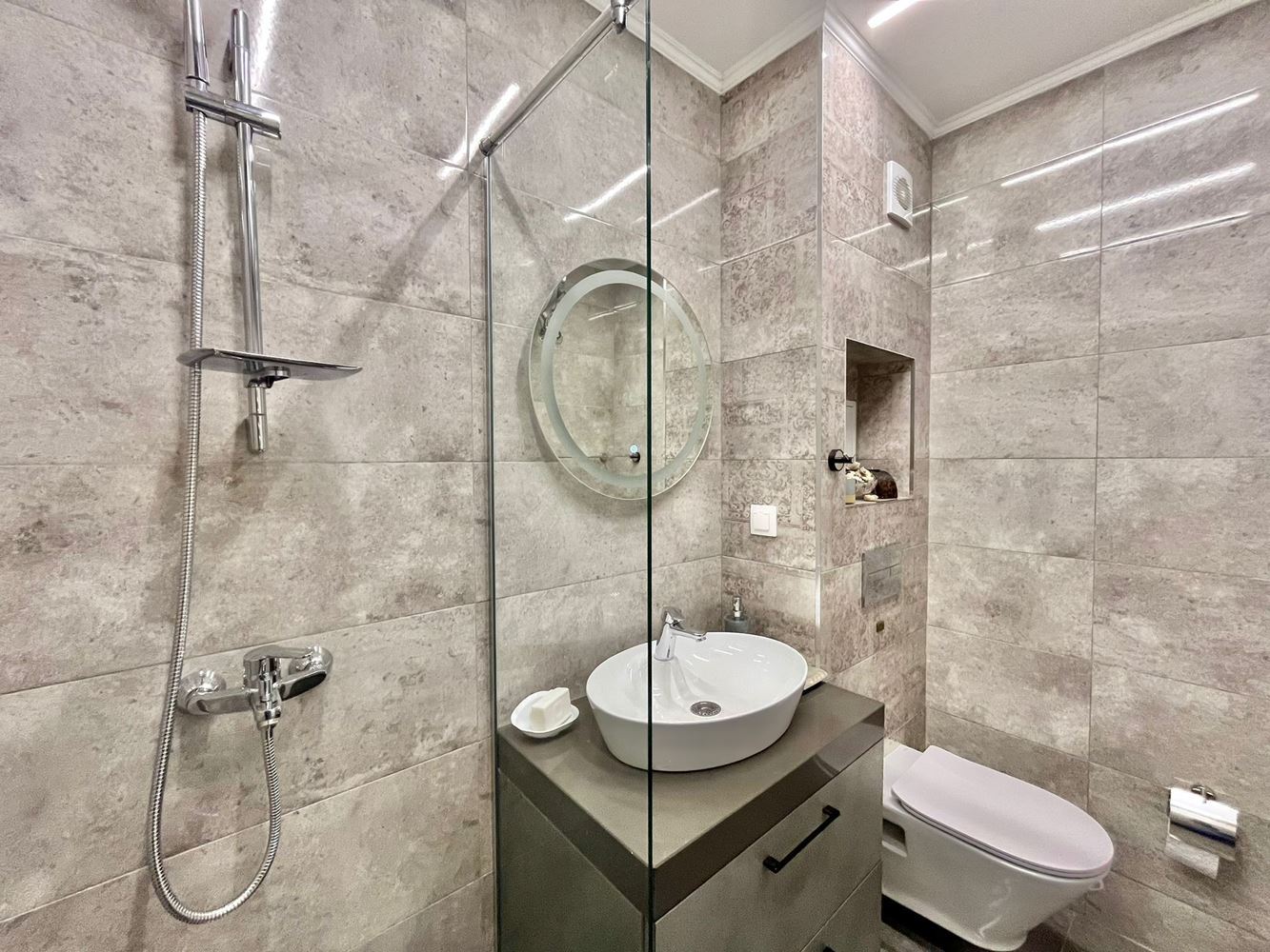 Luxusní apartmán se dvěma ložnicemi na dvou úrovních v srdci Ravdy – novostavba s bazénem a prémiovým komfortem