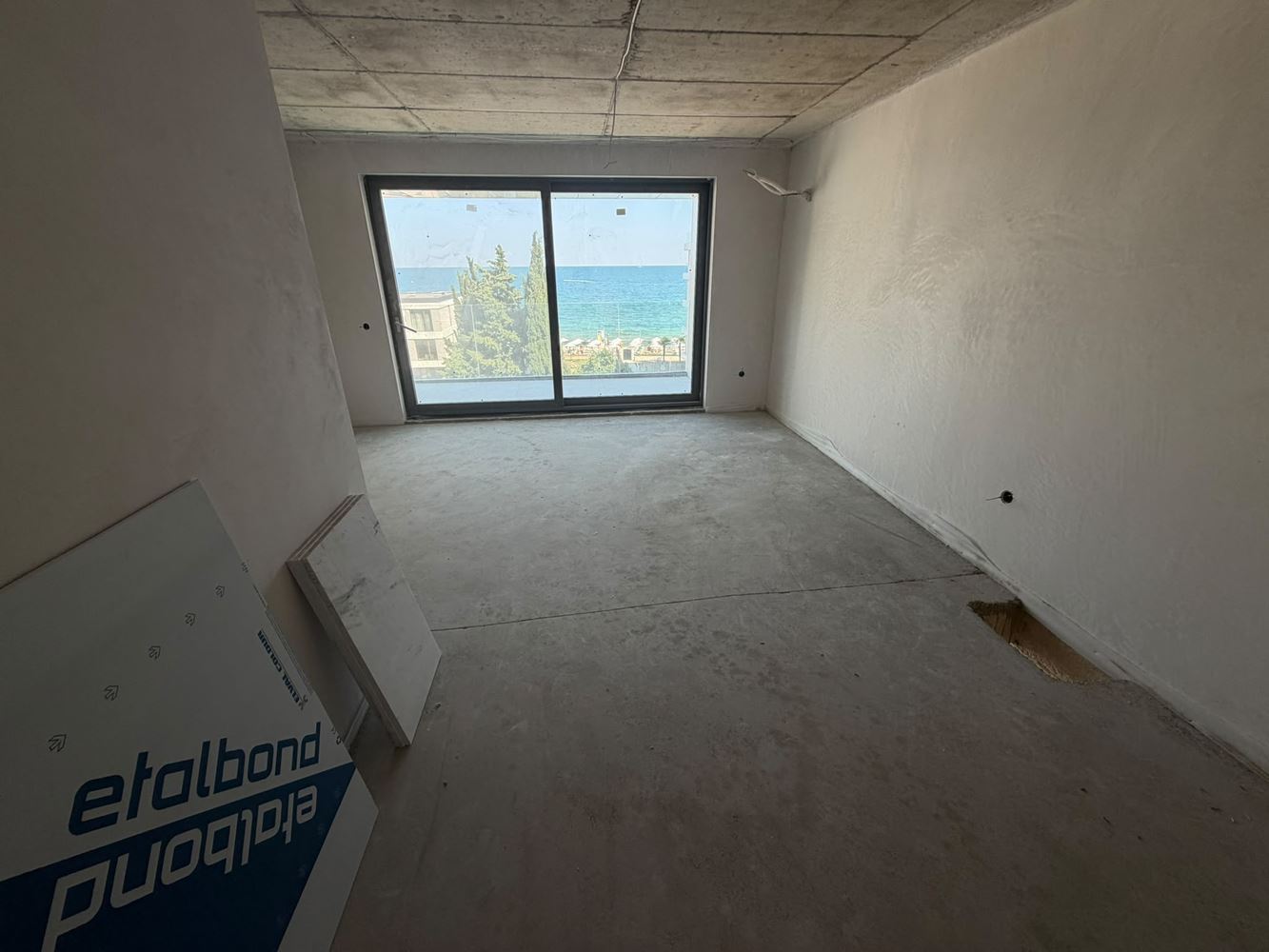 Apartmán s jednou ložnicí s přímým panoramatickým výhledem na moře v Ravdě – prvotřídní komfort a výhled z každého obytného pokoje