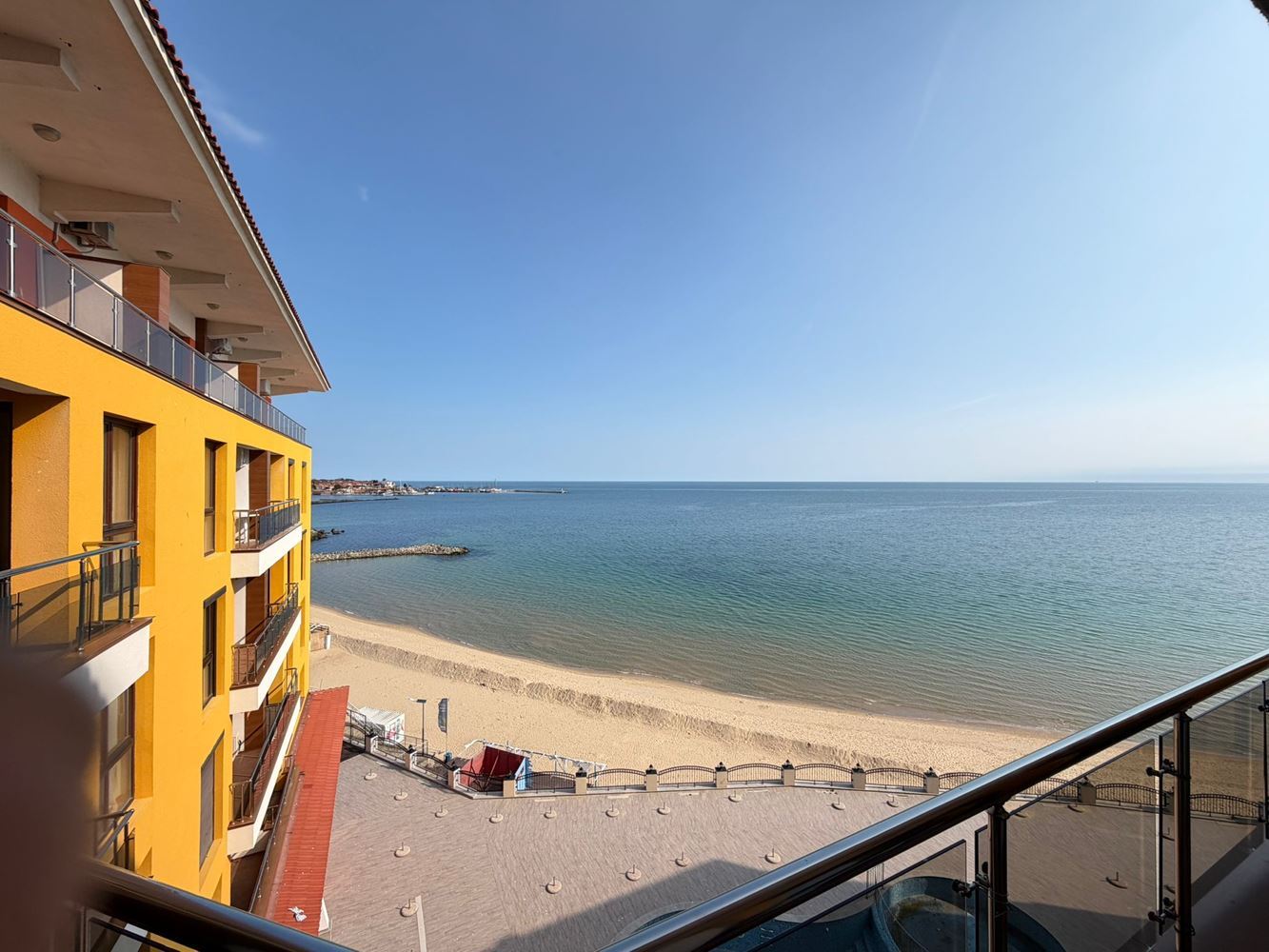 Apartmán se dvěma ložnicemi a přímým výhledem na moře v první linii u moře v Nesebaru