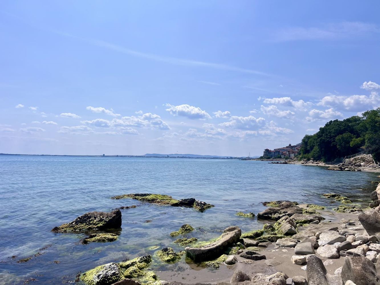 2pokojový apartmán s přímým výhledem na moře ve Svatém Vlasu – komfort, klid a resortový životní styl