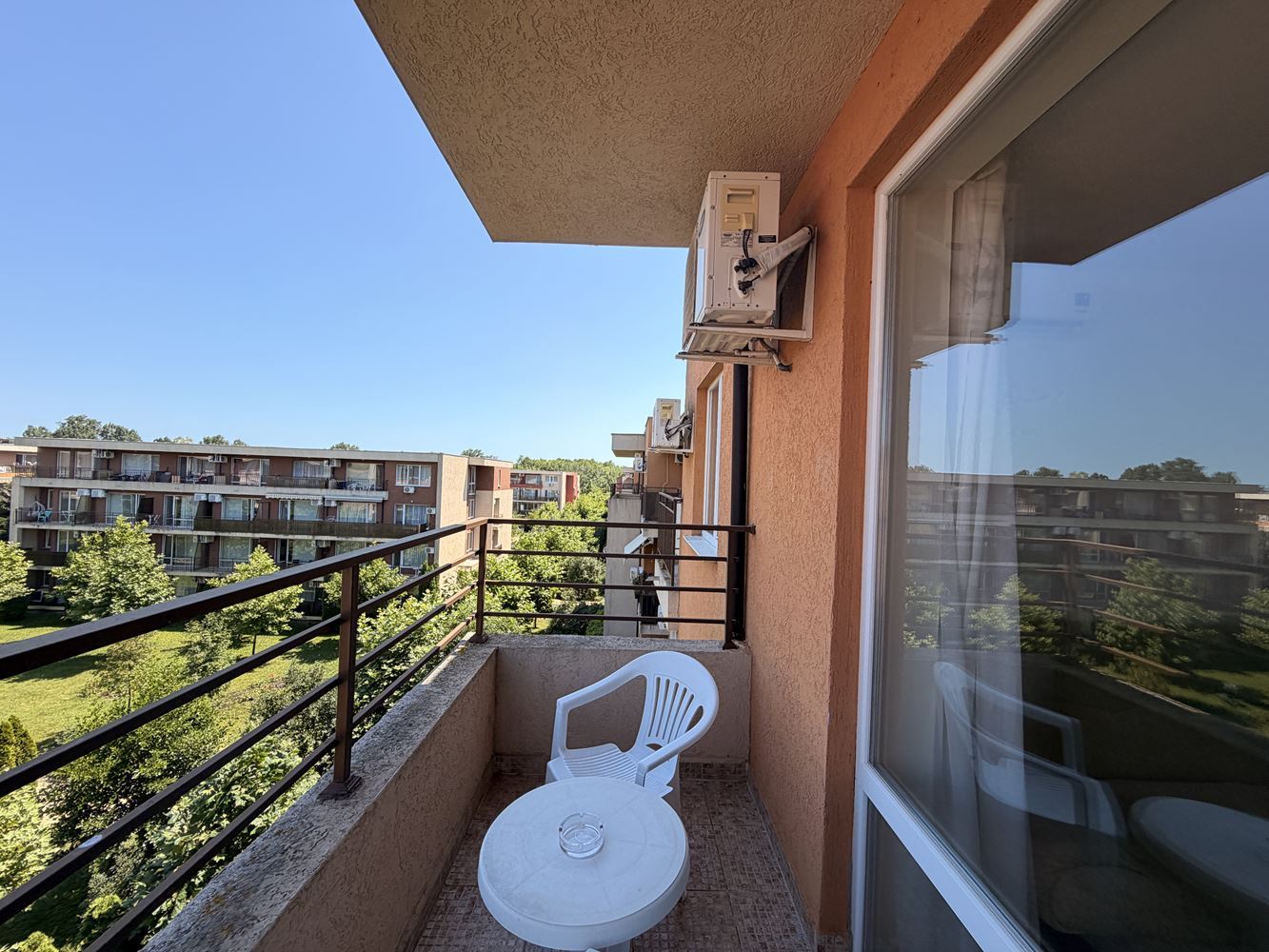 Prostorný apartmán se dvěma ložnicemi ve Slunečném pobřeží – panoramatický výhled a klidná lokalita