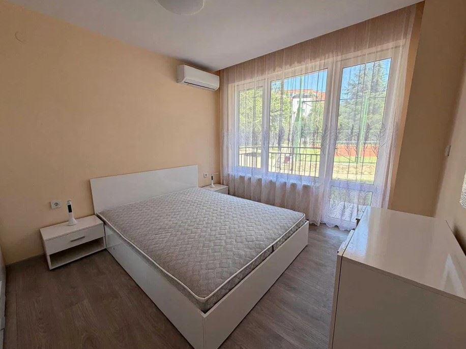 Apartmán v první linii u moře v Elenite – kompletní rekonstrukce, elektřina pro běžné bydlení a přímý přístup na pláž