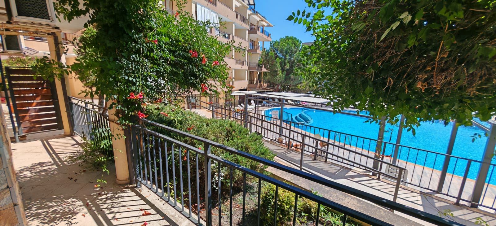 Skvělá příležitost ve Sveti Vlas – zařízený prostorný apartmán s jednou ložnicí blízko pláže