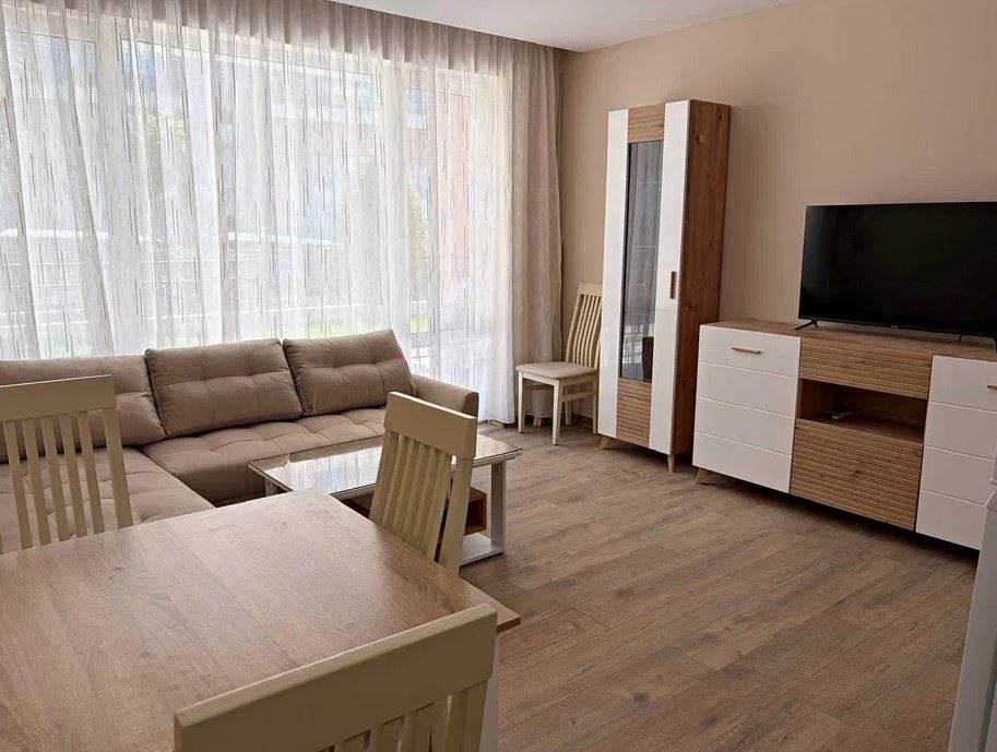 Apartmán v první linii u moře v Elenite – kompletní rekonstrukce, elektřina pro běžné bydlení a přímý přístup na pláž