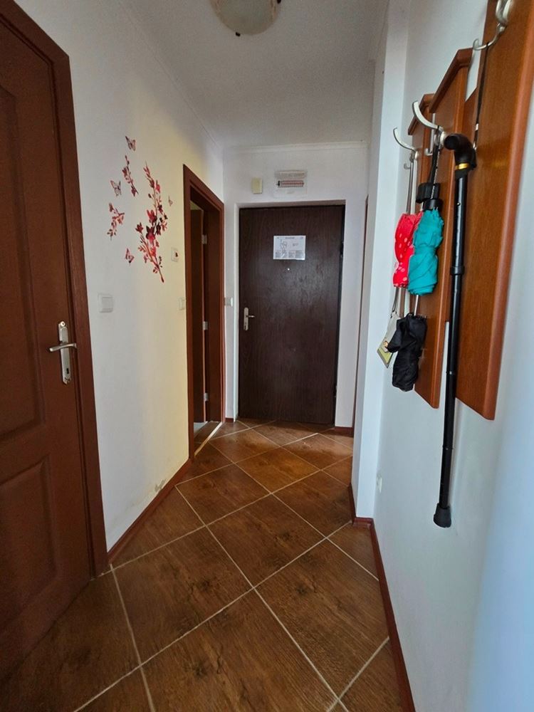 Prostorný apartmán se dvěma ložnicemi v moderním komplexu s bazény a výbornou infrastrukturou – připravený k nastěhování nebo investici
