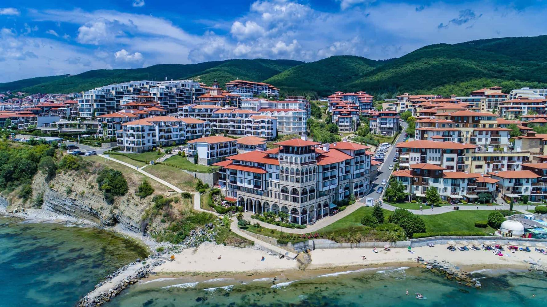 Luxus a klid v první linii u moře ve Sveti Vlas – prostorný apartmán s jednou ložnicí a výhledem na bazén