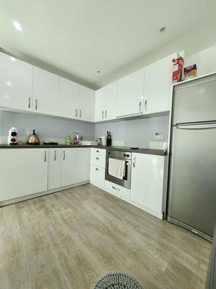 Apartmán se dvěma ložnicemi s výhledem na bazén ve Sveti Vlas – komfort, styl a skvělá lokalita