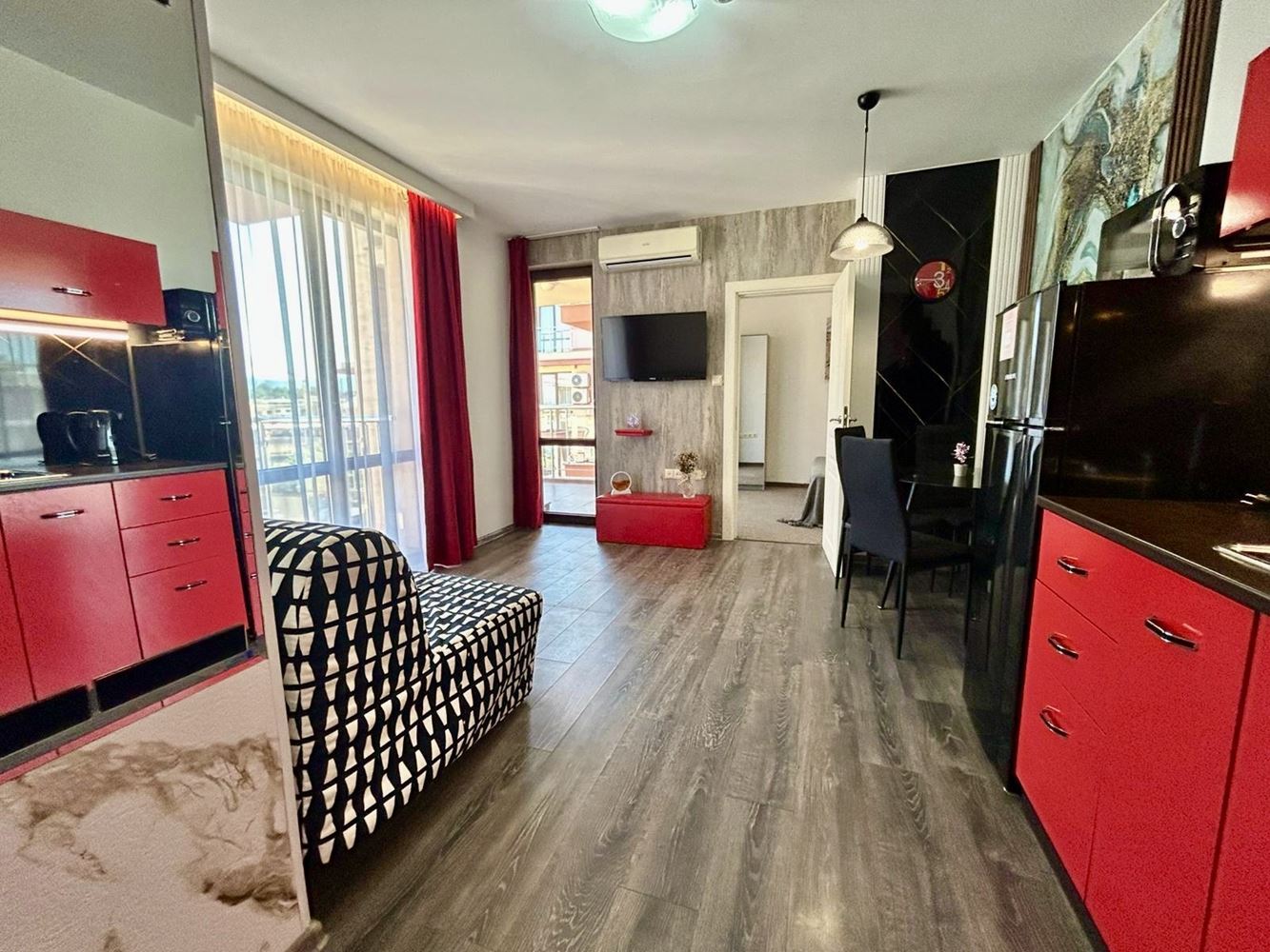 Apartmán s jednou ložnicí a dvěma prostornými terasami ve Slunečném pobřeží – plně zařízený a připravený k užívání