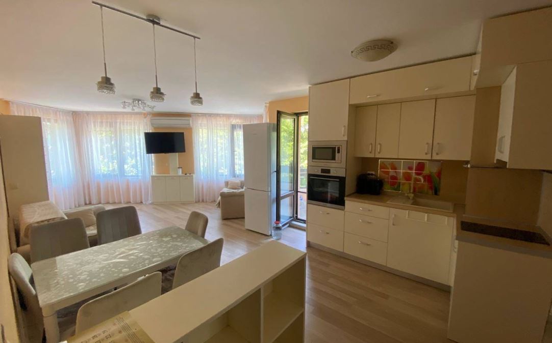 Apartmán se dvěma ložnicemi 50 metrů od pláže v Ravdě – moderní budova, komfort a vynikající poloha