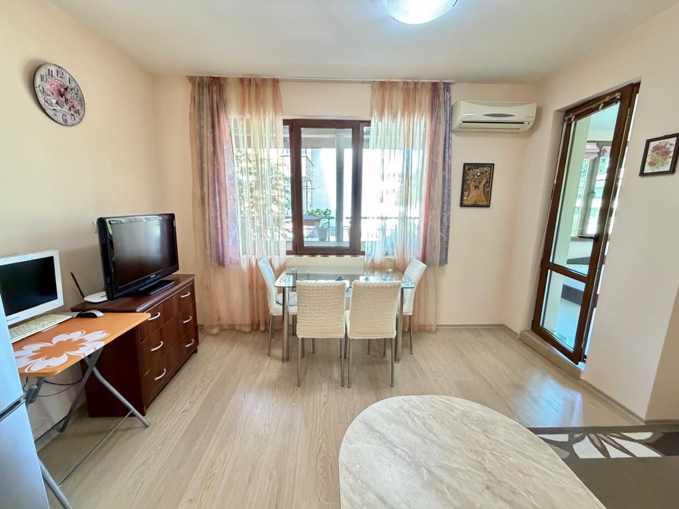 Sarafovo – prostorný apartmán s jednou ložnicí, Aktem 16, minimálním poplatkem za údržbu a kompletním vybavením