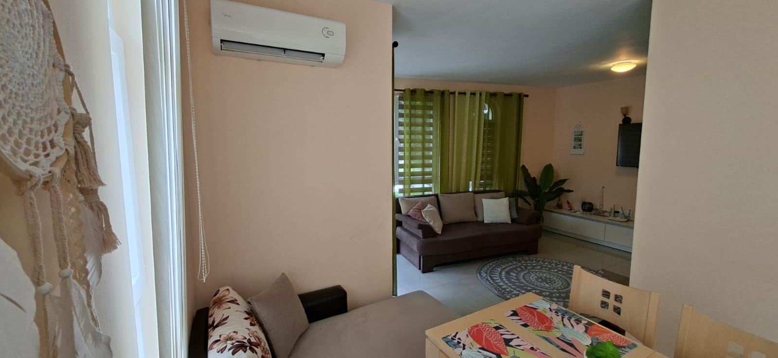 Komfort a praktičnost u moře – plně zařízený apartmán s jednou ložnicí ve Sveti Vlas