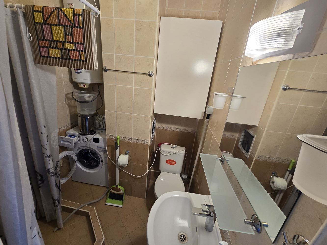 Slunečné pobřeží – prostorné studio s výborným potenciálem pro přestavbu na malý apartmán s jednou ložnicí