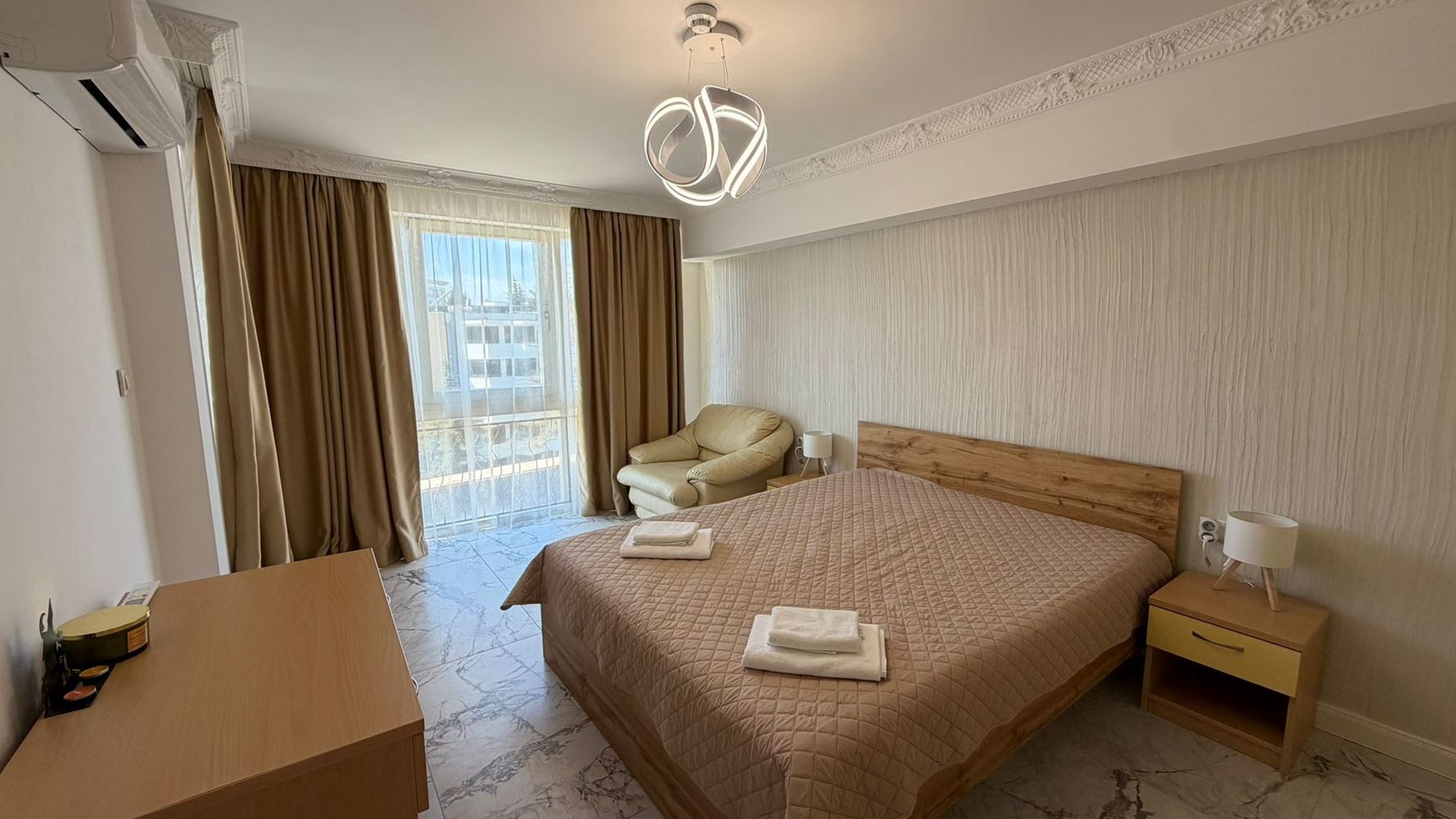 Prostorný dvoupokojový apartmán 300 m od moře ve Slunečném pobřeží – komfort, bezpečí a skvělá investice