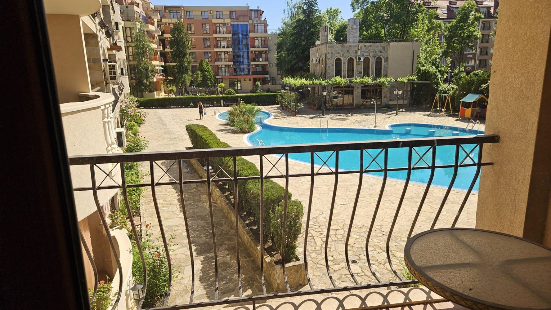 Prostorný apartmán s jednou ložnicí s výhledem na bazén v moderním komplexu na Slunečném pobřeží