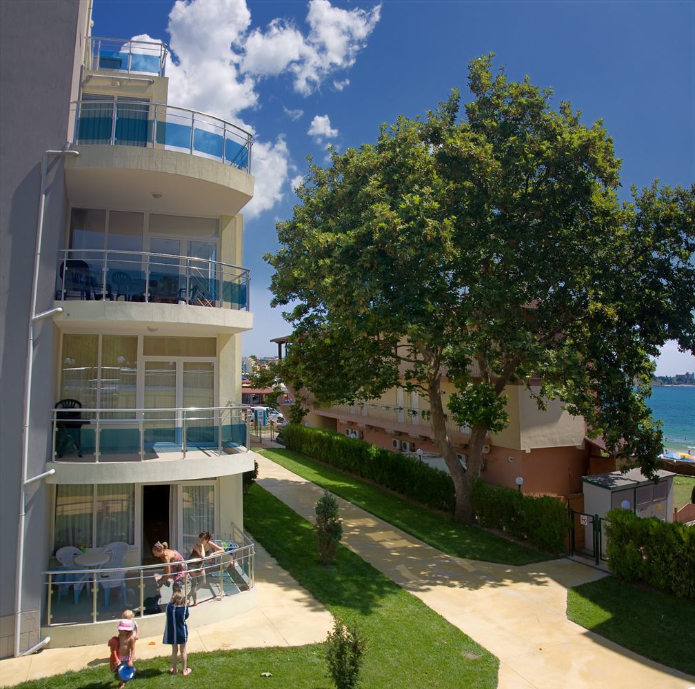 Slunné a prostorné studio s výhledem na moře v Ravdě – 100 m od pláže, v udržovaném komplexu s bazénem a zelení