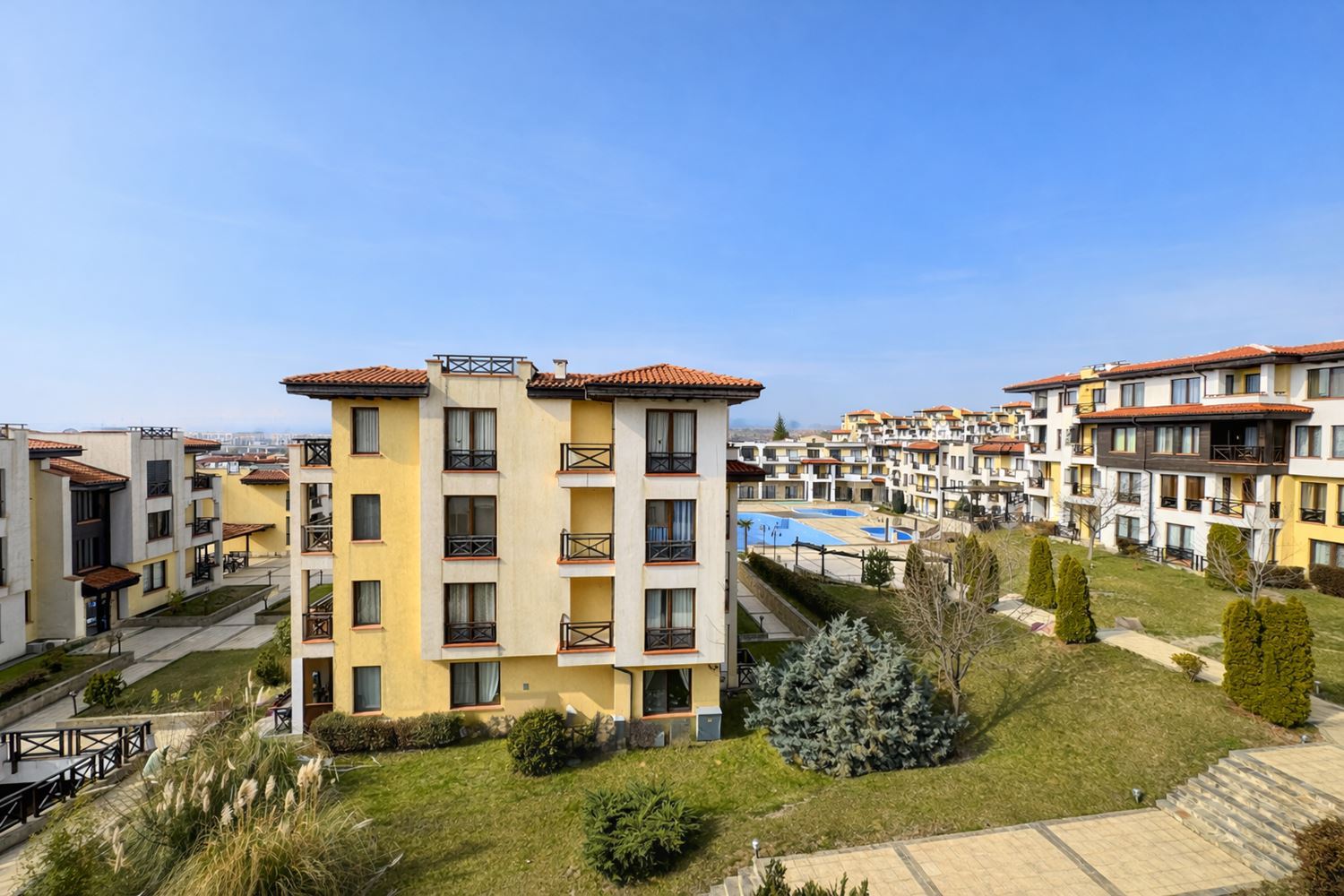 Apartmán se dvěma ložnicemi, panoramatickým výhledem na moře a soukromou pláží v prestižním komplexu v Černomorci