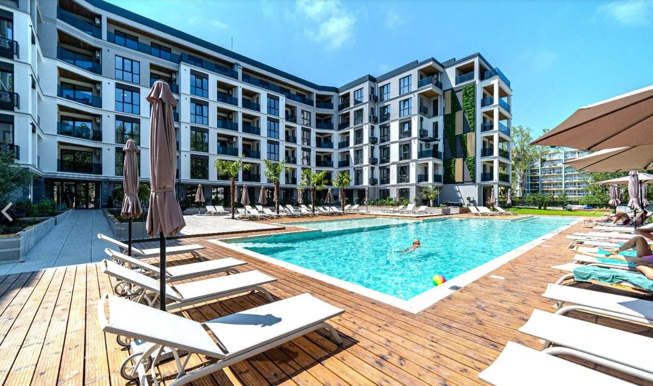 Prostorný luxusní byt se třemi ložnicemi a podzemním parkovacím místem na Slunečném pobřeží