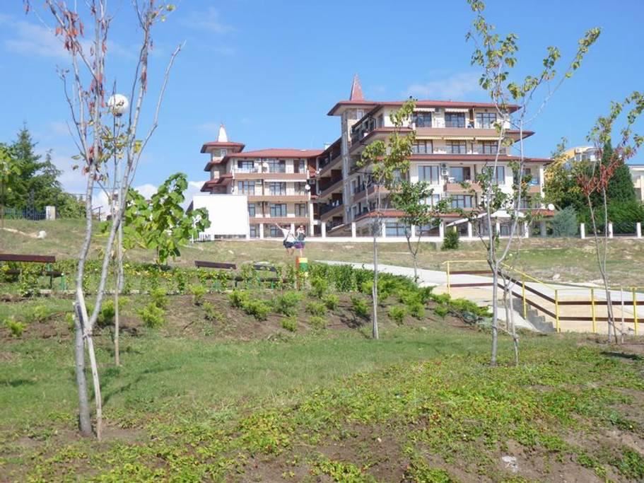 Prostorný apartmán s jednou ložnicí na první linii v malebné Ravdě