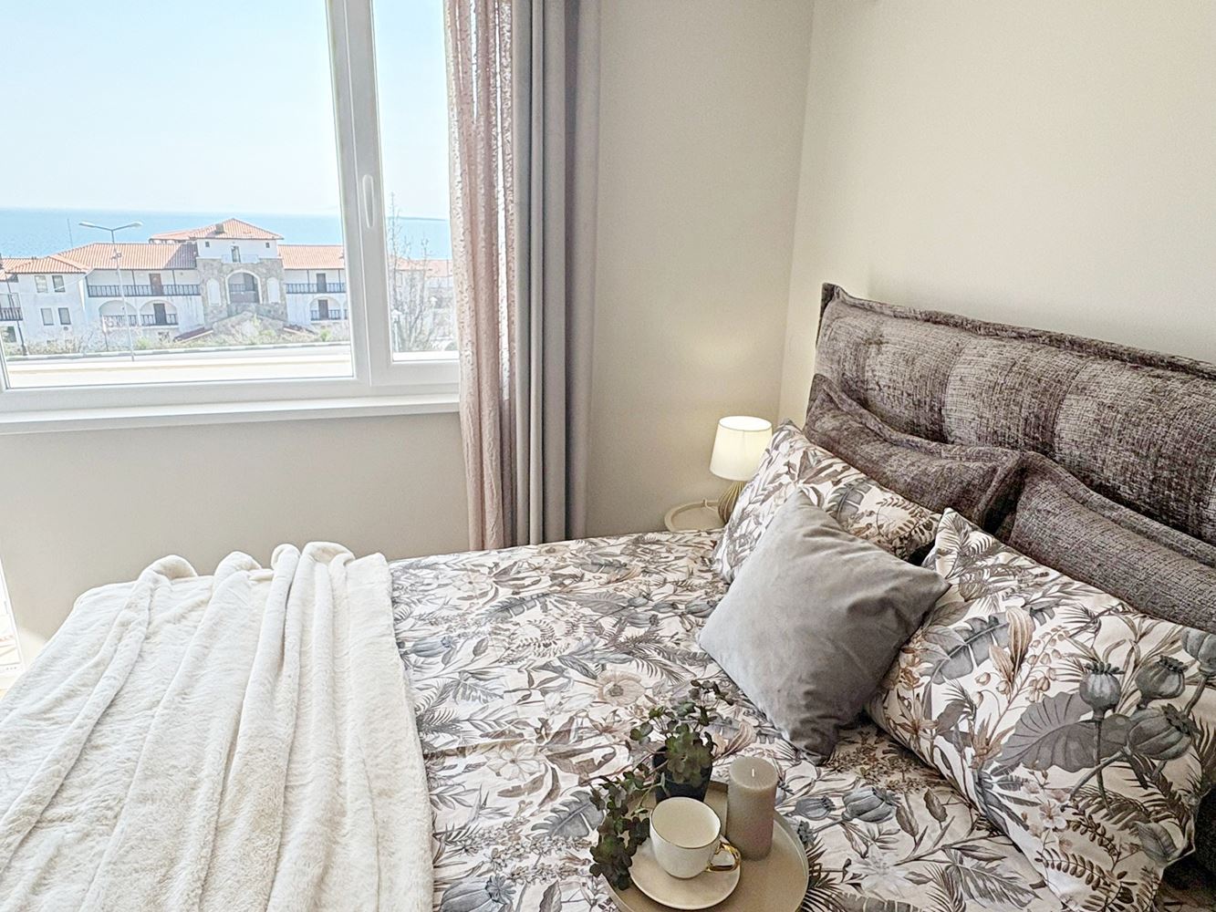 Dvě nezávislé bytové jednotky s výhledem na moře v centru Sveti Vlas – designový interiér a vlastní parkovací místo