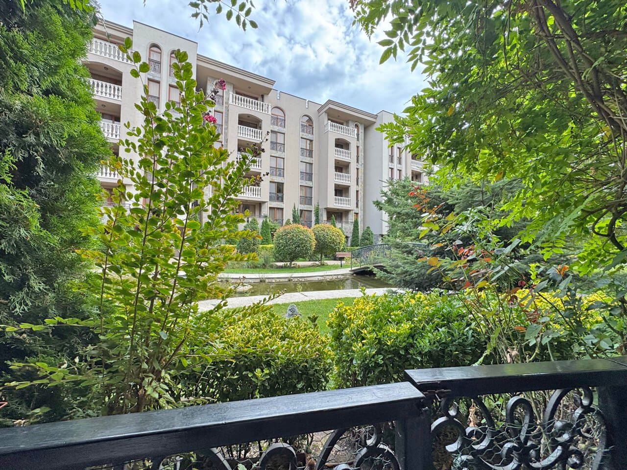 Luxusní apartmán s jednou ložnicí s výhledem do parku v prestižním komplexu ve Slunečném pobřeží
