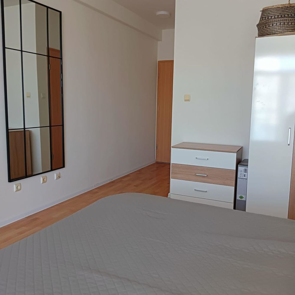 Prostorný apartmán se dvěma ložnicemi a panoramatickým výhledem na moře v Ravdě – pár metrů od pláže, plně zařízený a s výborným investičním potenciálem
