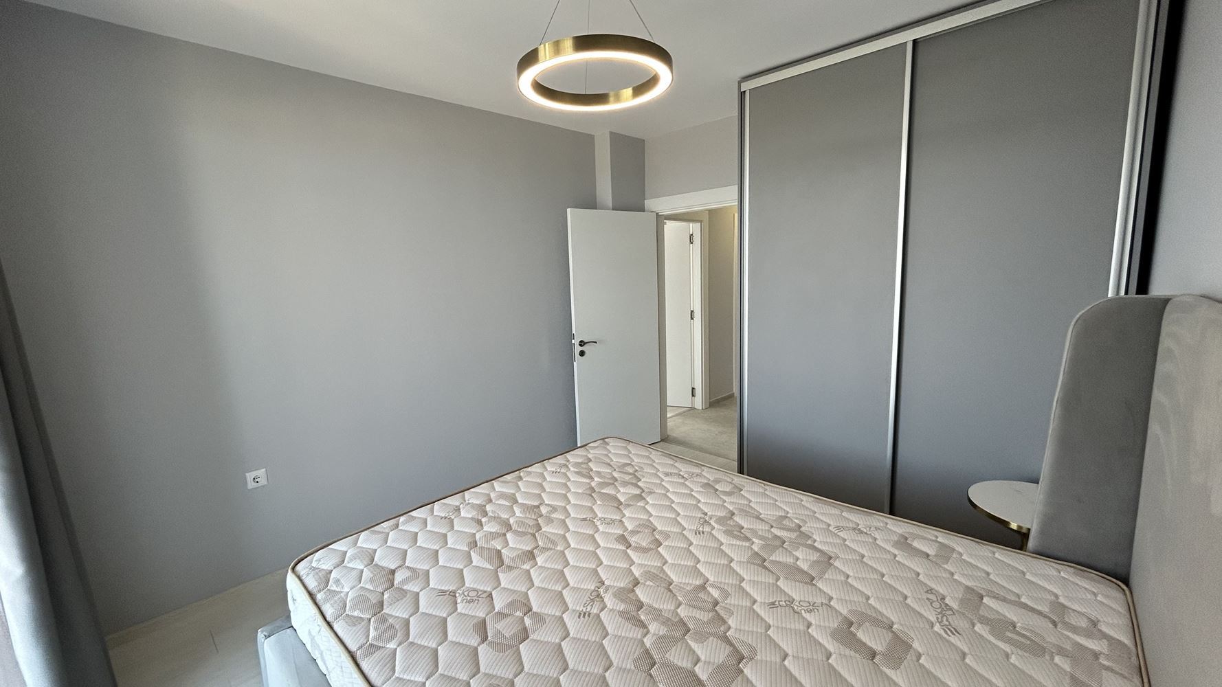 Elegantní byt se dvěma ložnicemi a panoramatickým výhledem na moře v první linii u moře na Slunečném pobřeží