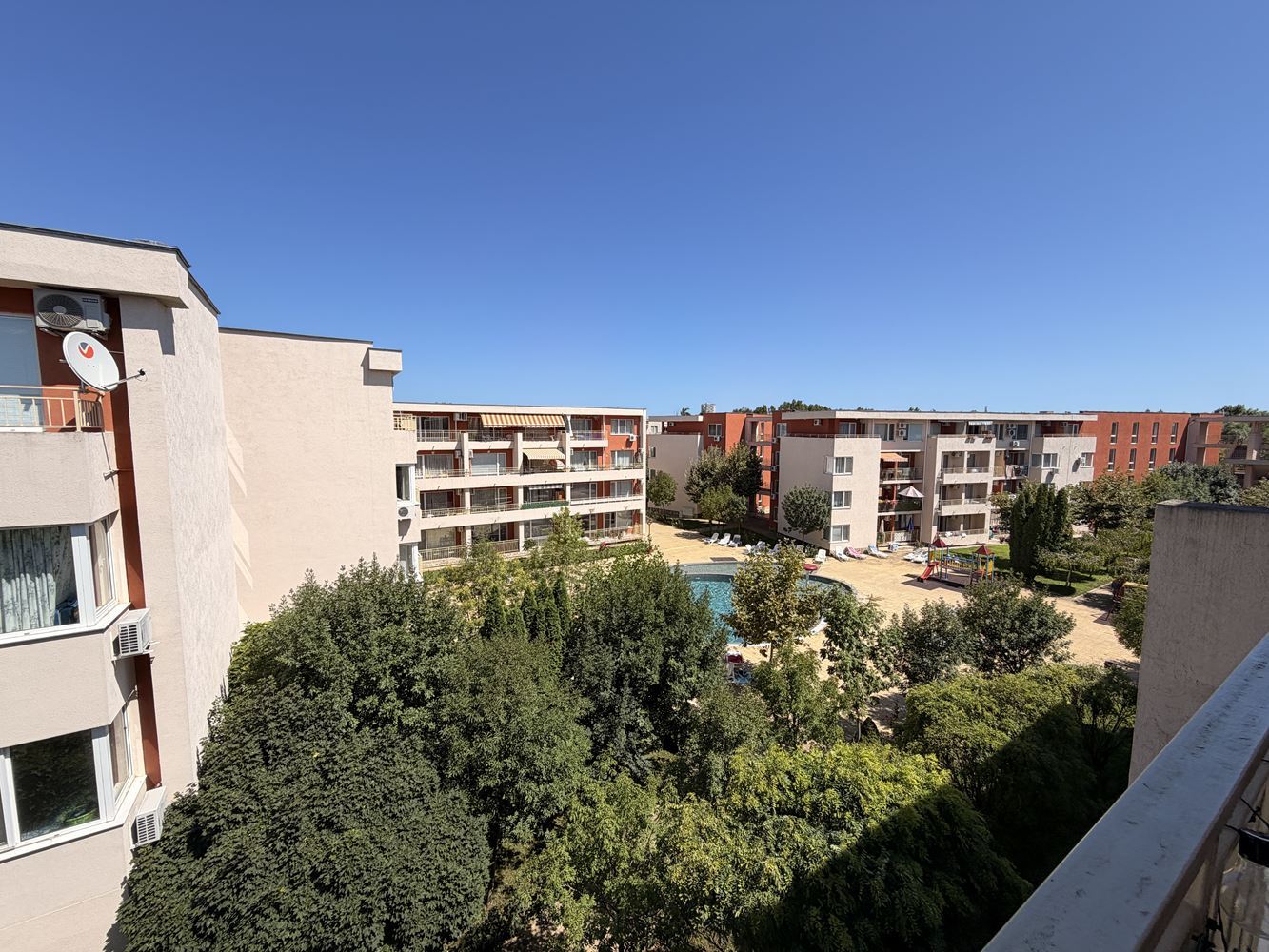 Útulný apartmán s jednou ložnicí v Slunečném pobřeží – krásný výhled na bazén a vynikající komplex pro odpočinek a investici