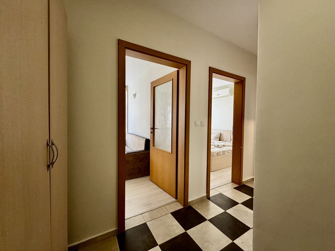 Objevte svůj nový domov u moře - apartmán se dvěma ložnicemi v centrální části Slunečného pobřeží