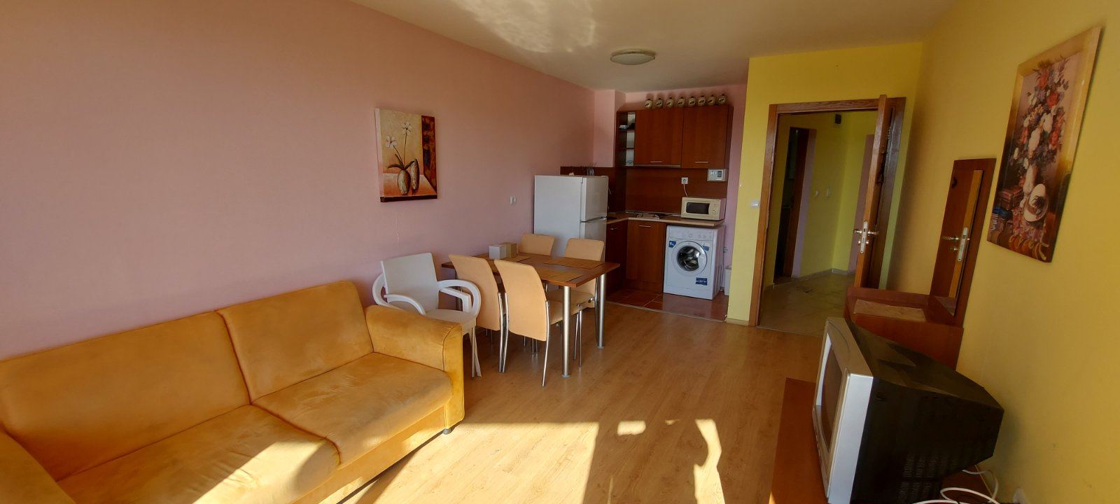 Prostorný apartmán s jednou ložnicí v komplexu s bazénem a vynikajícím vybavením ve Slunečném pobřeží